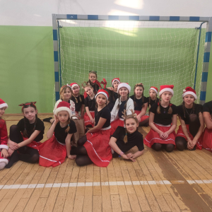 Występ kółka wokalno-tanecznego w świątecznym klimacie