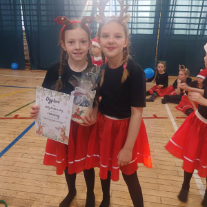 Występ kółka wokalno-tanecznego w świątecznym klimacie