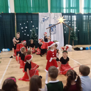 Występ kółka wokalno-tanecznego w świątecznym klimacie