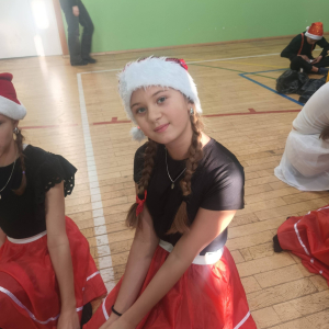 Występ kółka wokalno-tanecznego w świątecznym klimacie