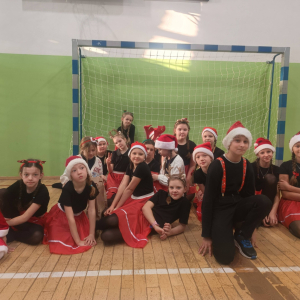 Występ kółka wokalno-tanecznego w świątecznym klimacie