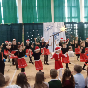 Występ kółka wokalno-tanecznego w świątecznym klimacie