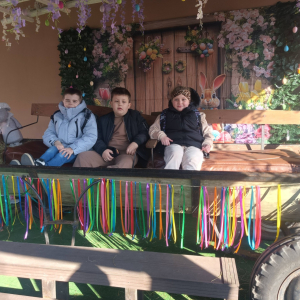 Wycieczka klas 1-3 do Wioski Wielkanocnej w Bratkowicach