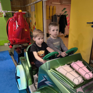 Wycieczka 3 latków do teatru i do Centrum Zabaw Fantazja