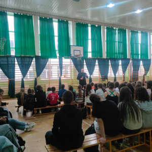 Spotkanie dla uczniów klas IV- VIII z policjantem