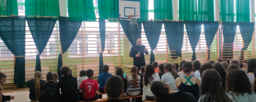 Spotkanie dla uczniów klas IV- VIII z policjantem