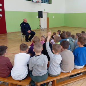 Spotkanie uczniów klas I- III z przedstawicielem policji