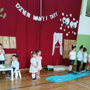 Wyjątkowe chwile z okazji Dnia Mamy i Taty w grupie „0”