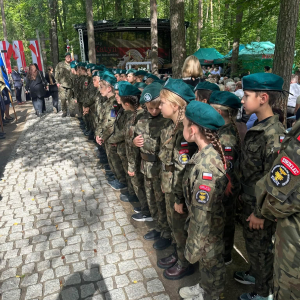 Orlęta na uroczystości patriotycznej w Turzy