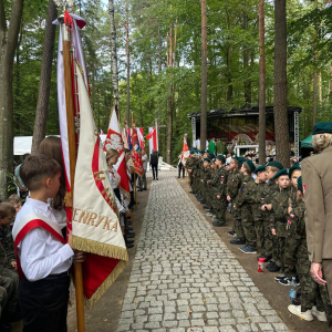 Orlęta na uroczystości patriotycznej w Turzy