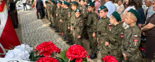 Orlęta na uroczystości patriotycznej w Turzy